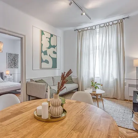 Apartment Spacious In Heart Of - Happy