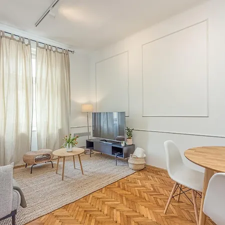 Spacious In Heart Of - Happy Apartment