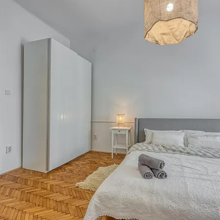Spacious In Heart Of - Happy Apartment *