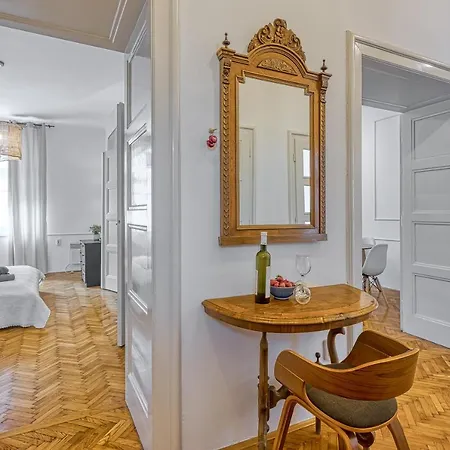 Spacious In Heart Of - Happy Apartment